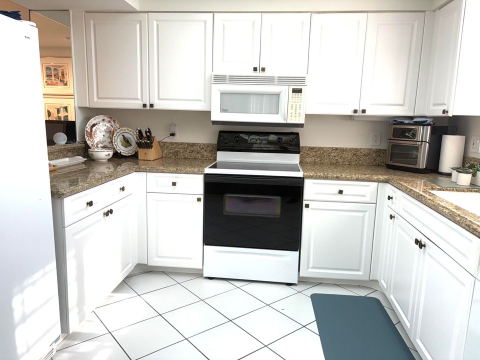 合同活跃: $9,500 (2 贝兹, 2 浴室, 1705 平方英尺)