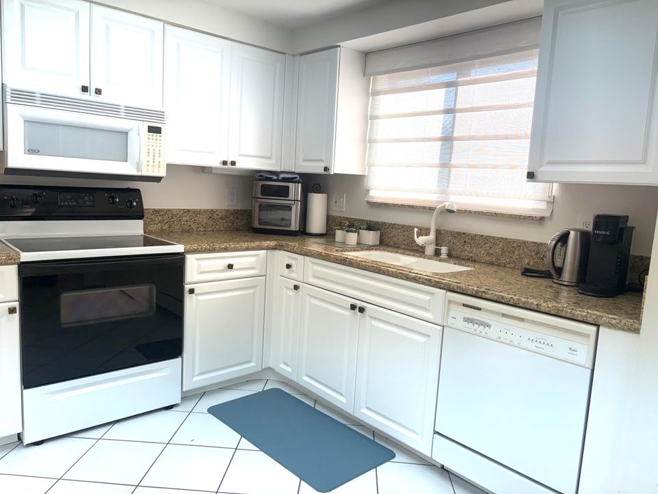 合同活跃: $9,500 (2 贝兹, 2 浴室, 1705 平方英尺)