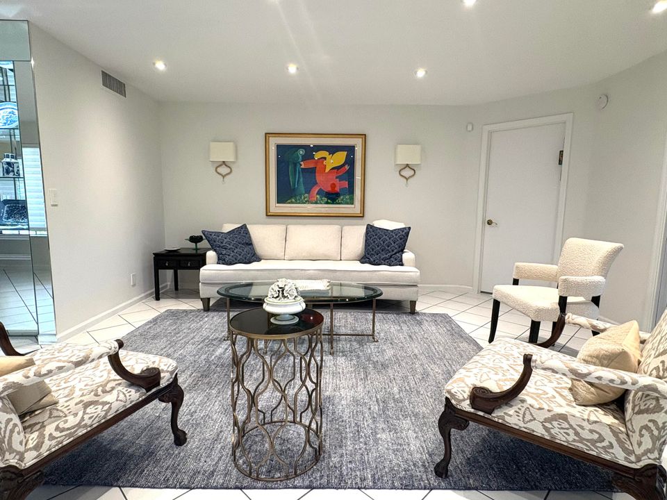 合同活跃: $9,500 (2 贝兹, 2 浴室, 1705 平方英尺)