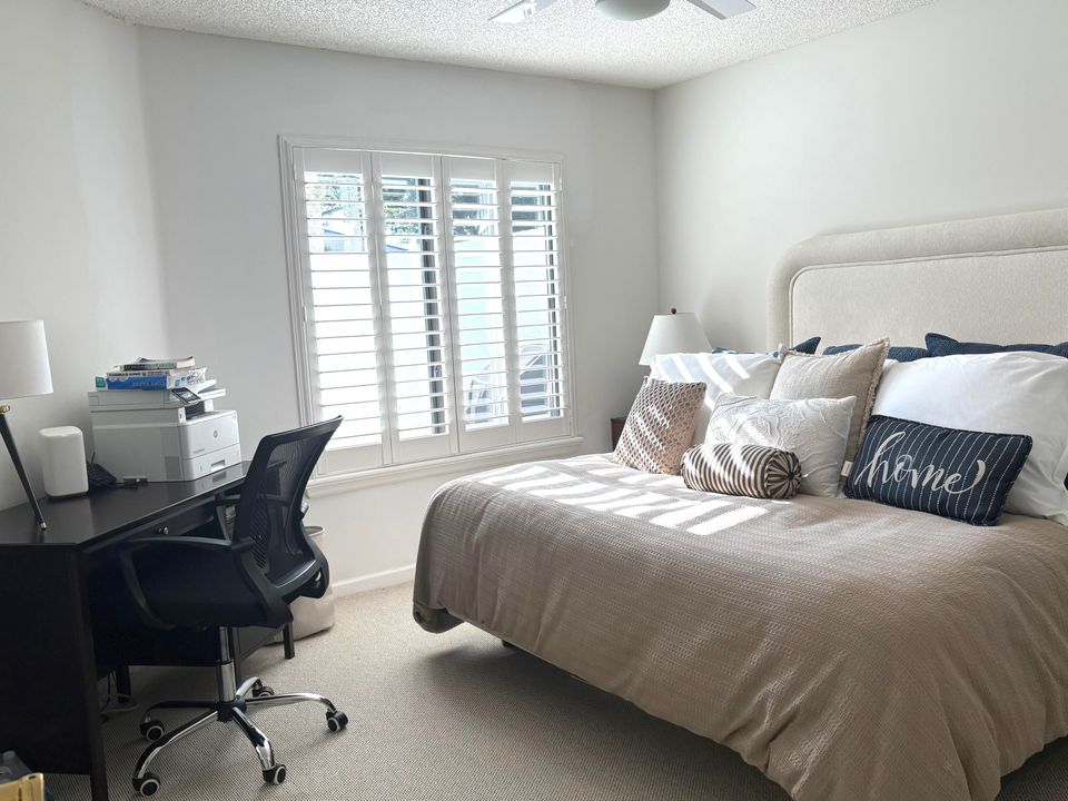 合同活跃: $9,500 (2 贝兹, 2 浴室, 1705 平方英尺)