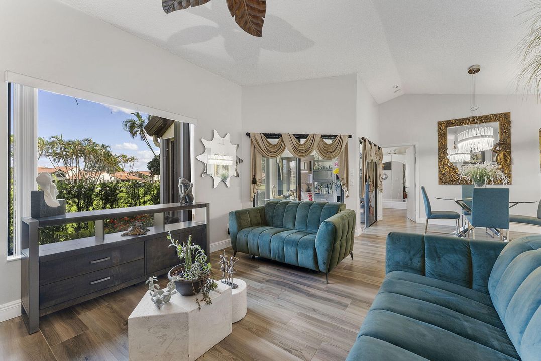 For Sale: $335,000 (2 beds, 2 baths, 1062 Square Feet)