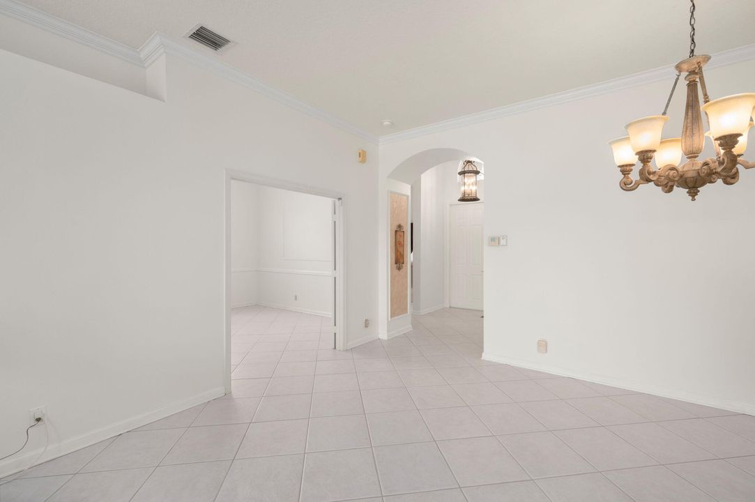 合同活跃: $379,000 (3 贝兹, 2 浴室, 2018 平方英尺)