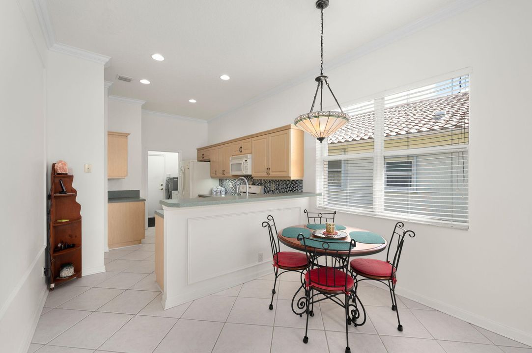 合同活跃: $379,000 (3 贝兹, 2 浴室, 2018 平方英尺)