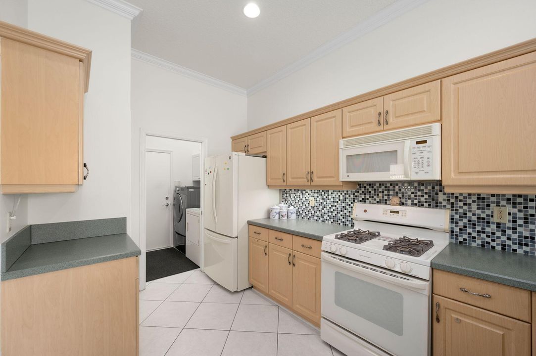 合同活跃: $379,000 (3 贝兹, 2 浴室, 2018 平方英尺)