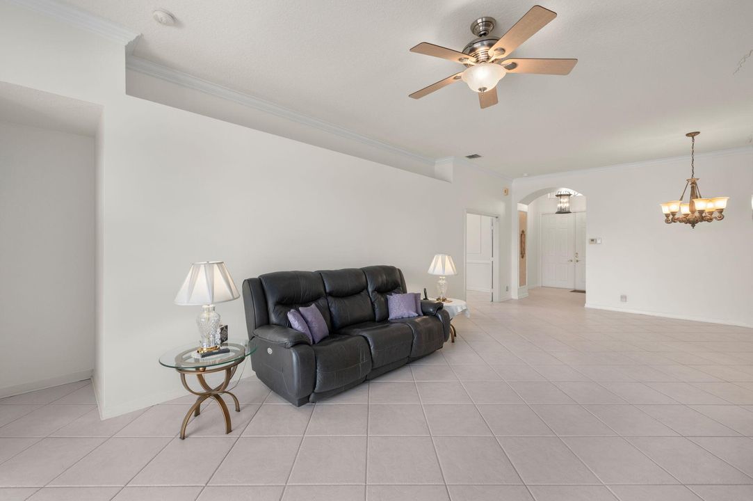 合同活跃: $379,000 (3 贝兹, 2 浴室, 2018 平方英尺)