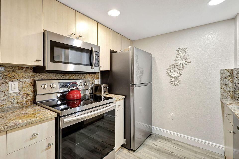 Active With Contract: $299,000 (1 beds, 1 baths, 662 Square Feet)