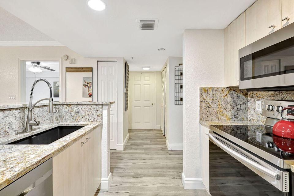 Active With Contract: $299,000 (1 beds, 1 baths, 662 Square Feet)