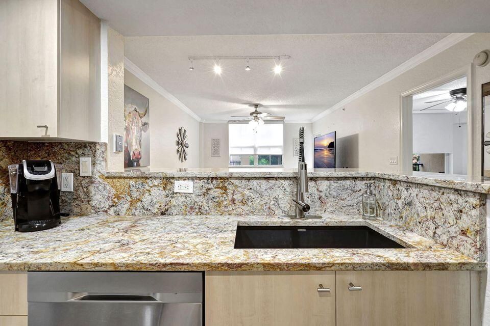 Active With Contract: $299,000 (1 beds, 1 baths, 662 Square Feet)