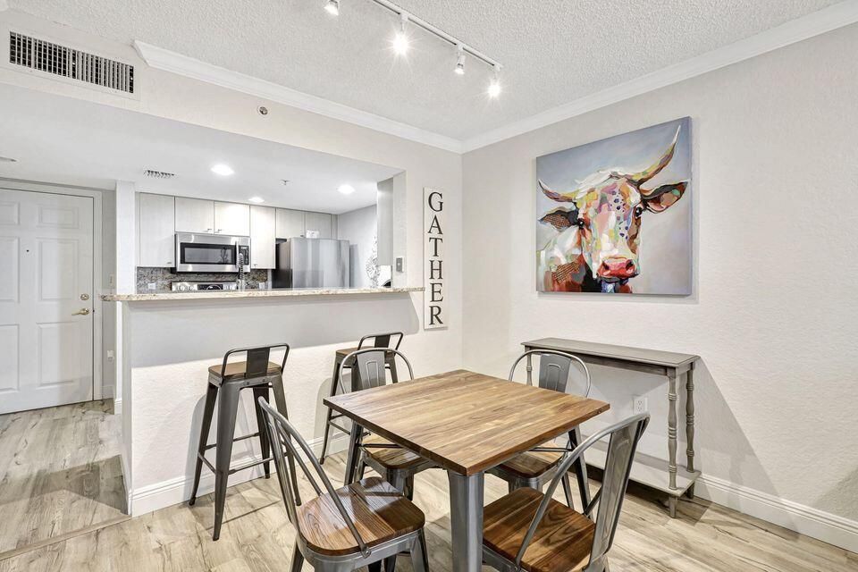 Active With Contract: $299,000 (1 beds, 1 baths, 662 Square Feet)