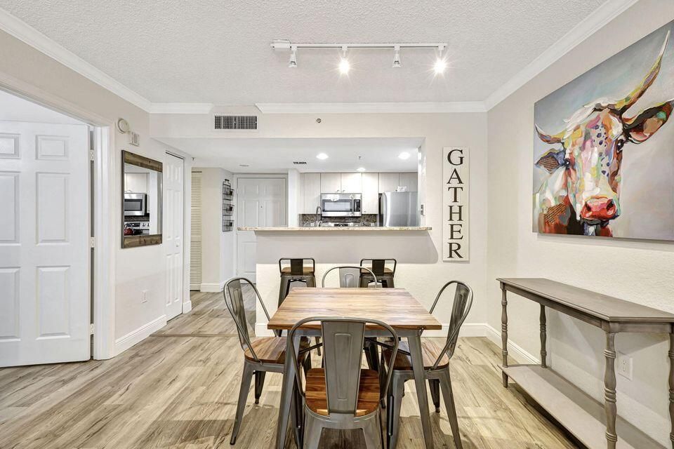 Active With Contract: $299,000 (1 beds, 1 baths, 662 Square Feet)