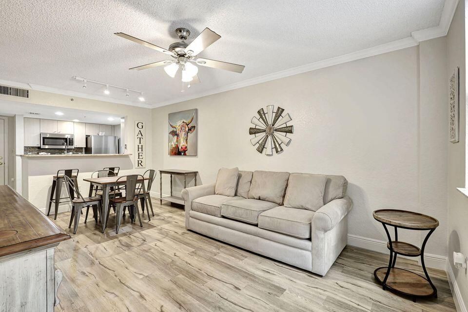 Active With Contract: $299,000 (1 beds, 1 baths, 662 Square Feet)