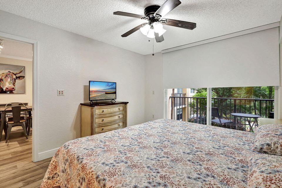 Active With Contract: $299,000 (1 beds, 1 baths, 662 Square Feet)