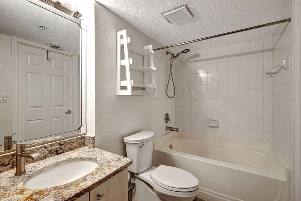 Active With Contract: $299,000 (1 beds, 1 baths, 662 Square Feet)