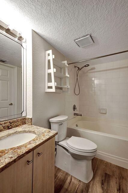 Active With Contract: $299,000 (1 beds, 1 baths, 662 Square Feet)