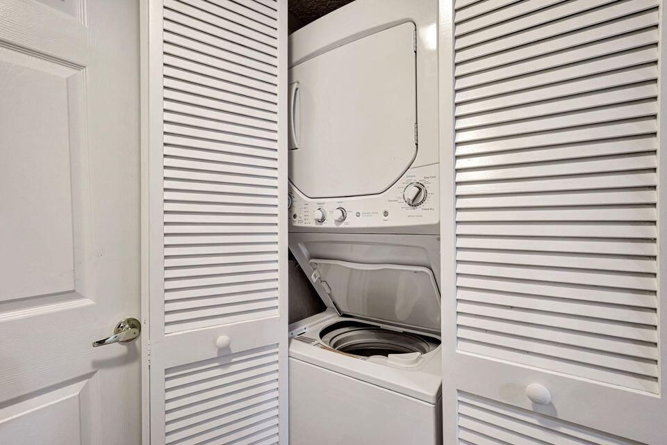 Active With Contract: $299,000 (1 beds, 1 baths, 662 Square Feet)