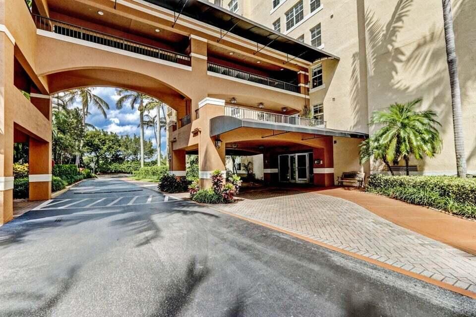 Active With Contract: $299,000 (1 beds, 1 baths, 662 Square Feet)