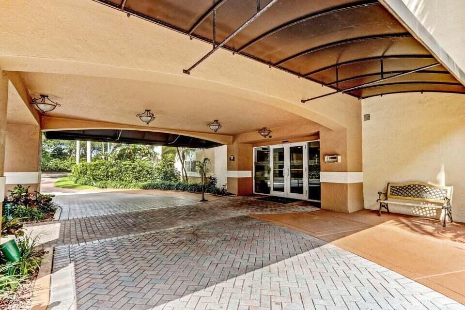 Active With Contract: $299,000 (1 beds, 1 baths, 662 Square Feet)