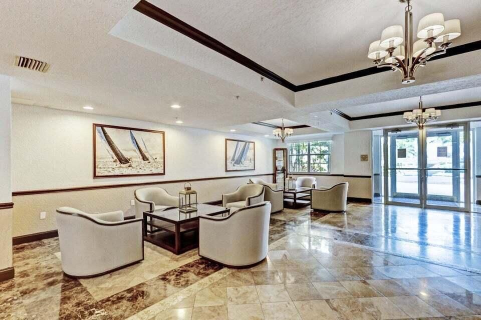 Active With Contract: $299,000 (1 beds, 1 baths, 662 Square Feet)