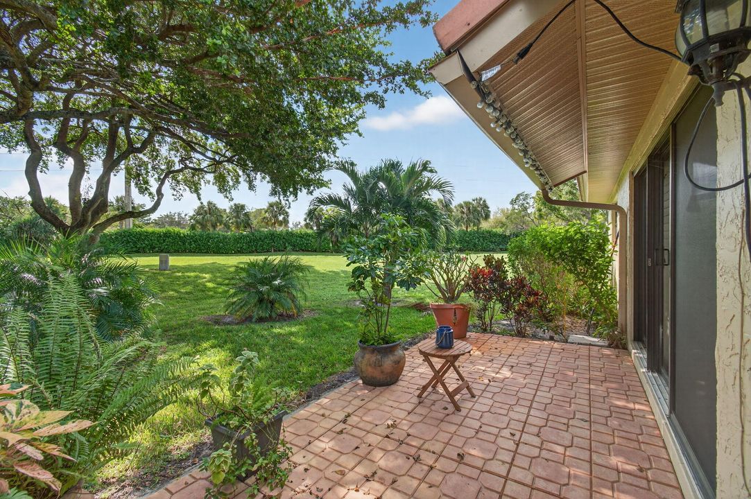 Active With Contract: $315,000 (2 beds, 2 baths, 1404 Square Feet)