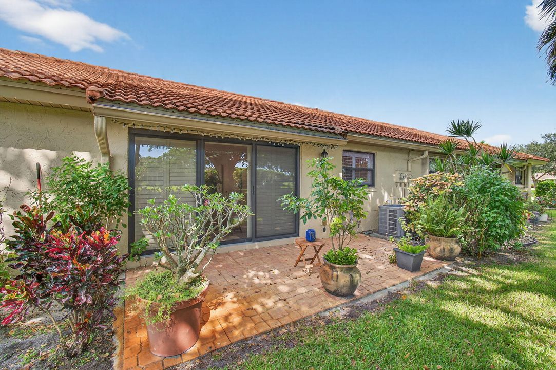 Active With Contract: $315,000 (2 beds, 2 baths, 1404 Square Feet)