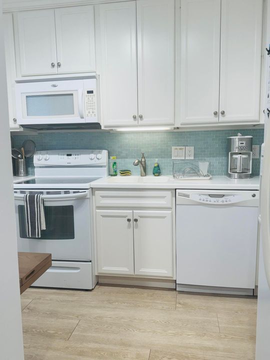 For Sale: $379,000 (2 beds, 2 baths, 962 Square Feet)