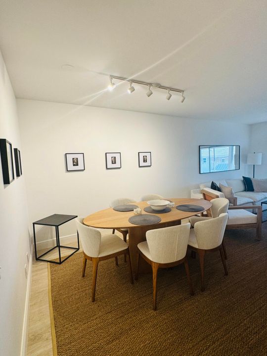 For Sale: $379,000 (2 beds, 2 baths, 962 Square Feet)