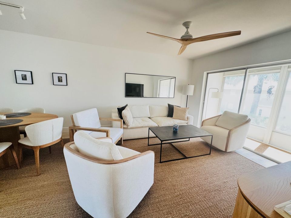 For Sale: $379,000 (2 beds, 2 baths, 962 Square Feet)