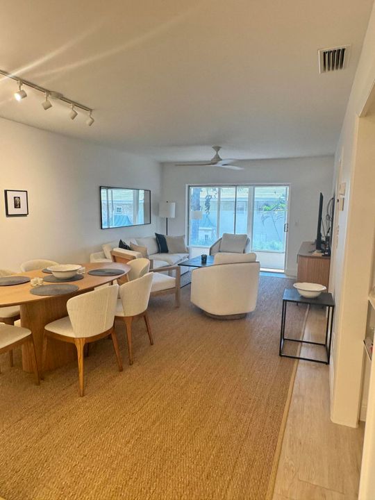 For Sale: $379,000 (2 beds, 2 baths, 962 Square Feet)