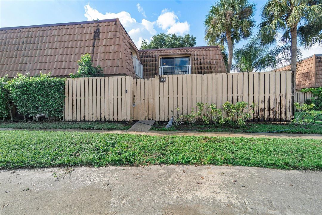 Active With Contract: $2,100 (2 beds, 2 baths, 1288 Square Feet)