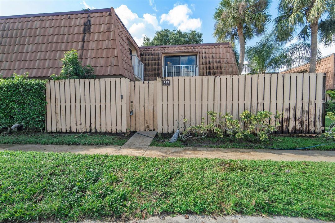 Active With Contract: $2,100 (2 beds, 2 baths, 1288 Square Feet)