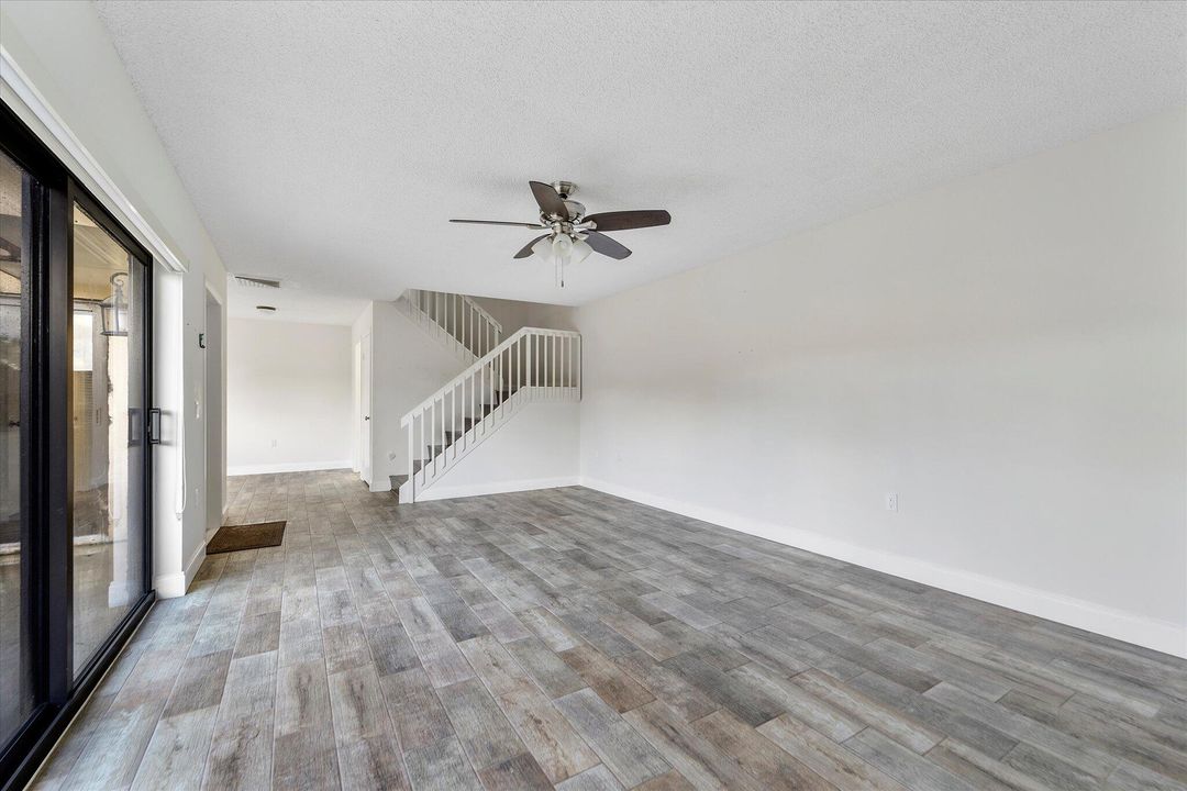 Active With Contract: $2,100 (2 beds, 2 baths, 1288 Square Feet)