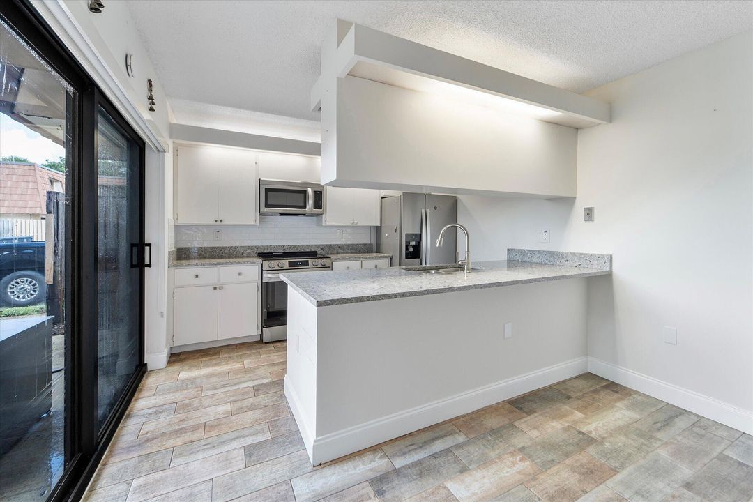 Active With Contract: $2,100 (2 beds, 2 baths, 1288 Square Feet)
