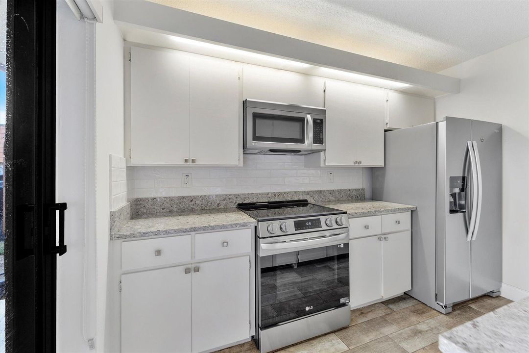 Active With Contract: $2,100 (2 beds, 2 baths, 1288 Square Feet)