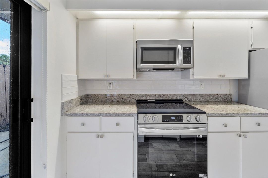 Active With Contract: $2,100 (2 beds, 2 baths, 1288 Square Feet)