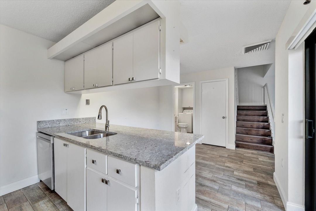 Active With Contract: $2,100 (2 beds, 2 baths, 1288 Square Feet)