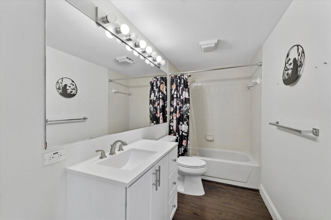 Active With Contract: $2,100 (2 beds, 2 baths, 1288 Square Feet)