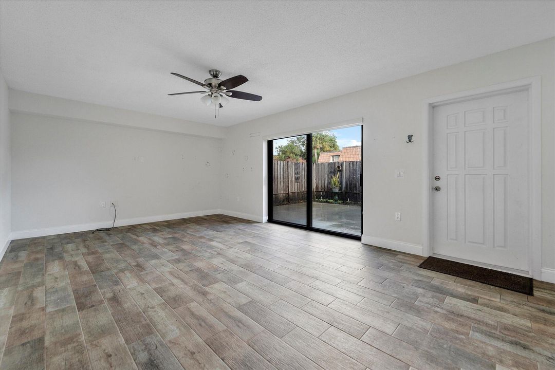 Active With Contract: $2,100 (2 beds, 2 baths, 1288 Square Feet)