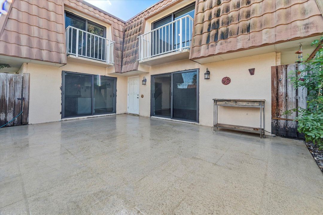 Active With Contract: $2,100 (2 beds, 2 baths, 1288 Square Feet)