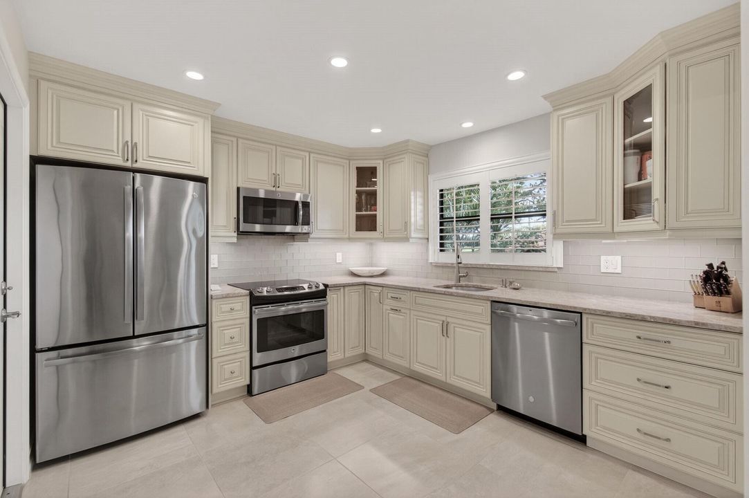 Active With Contract: $315,000 (2 beds, 2 baths, 1404 Square Feet)