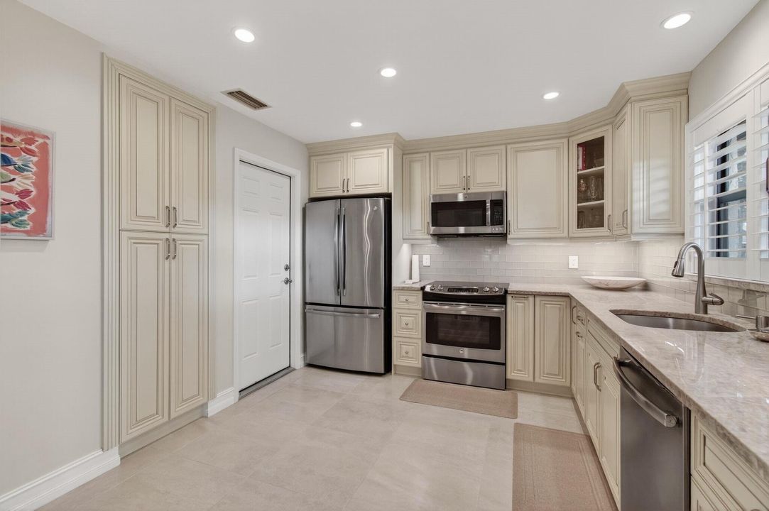 Active With Contract: $315,000 (2 beds, 2 baths, 1404 Square Feet)