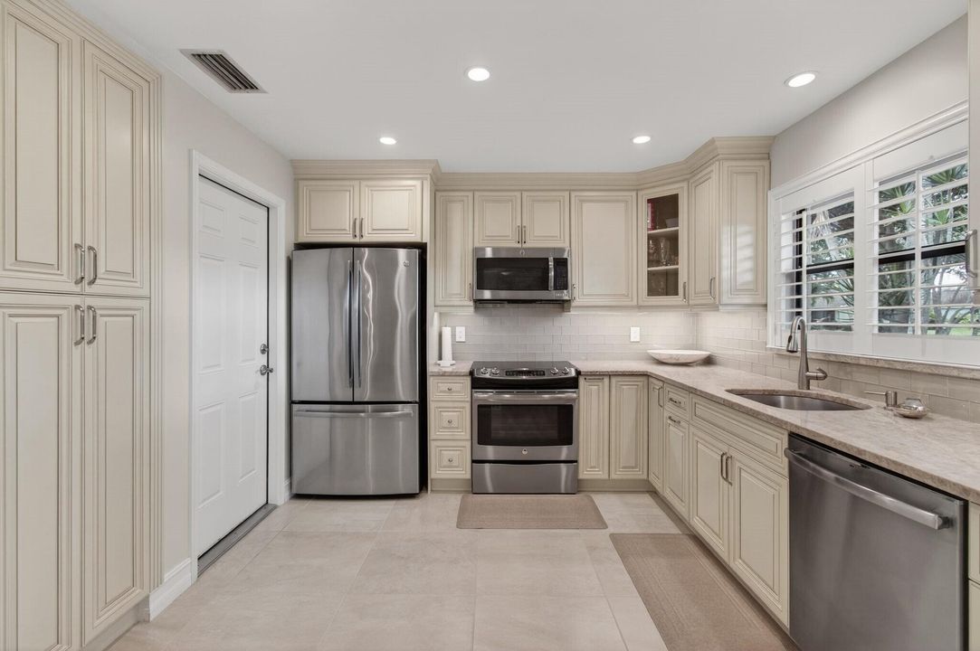 Active With Contract: $315,000 (2 beds, 2 baths, 1404 Square Feet)