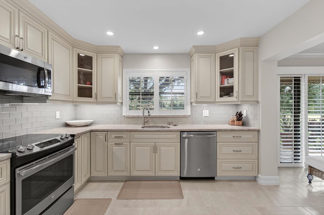 Active With Contract: $315,000 (2 beds, 2 baths, 1404 Square Feet)