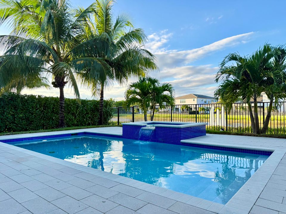 Activo con contrato: $2,250,000 (5 camas, 5 baños, 3687 Pies cuadrados)