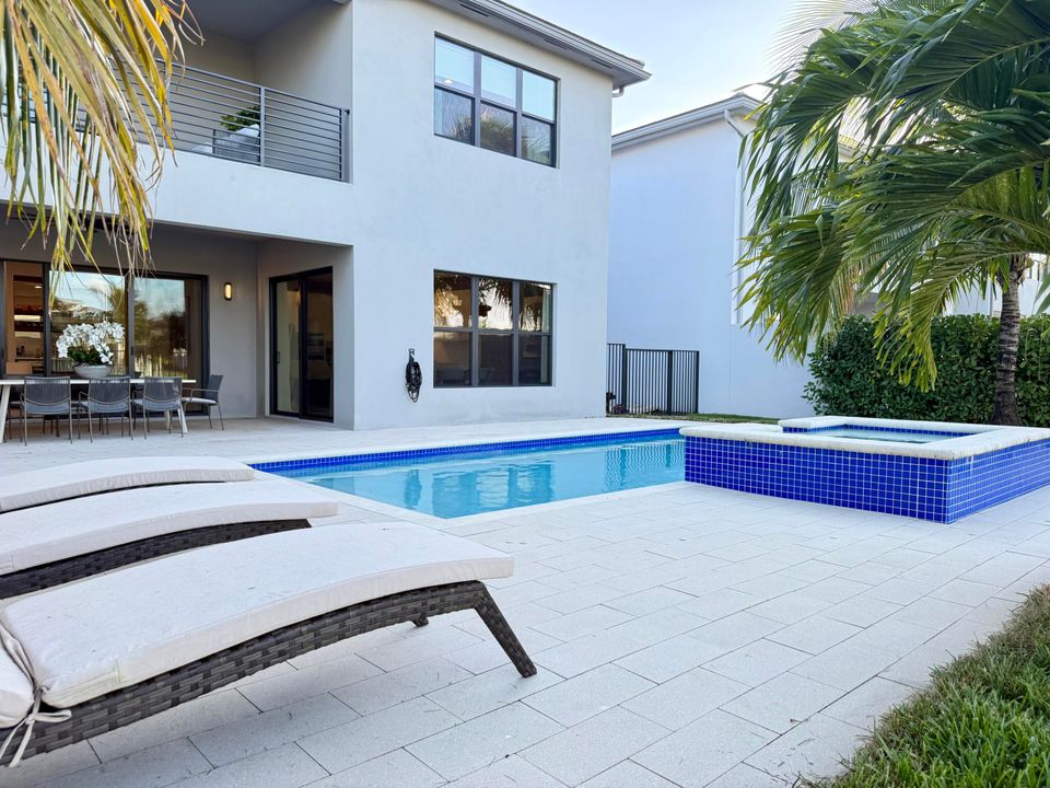 Activo con contrato: $2,250,000 (5 camas, 5 baños, 3687 Pies cuadrados)