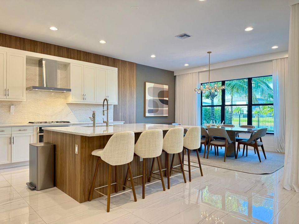 Activo con contrato: $2,250,000 (5 camas, 5 baños, 3687 Pies cuadrados)