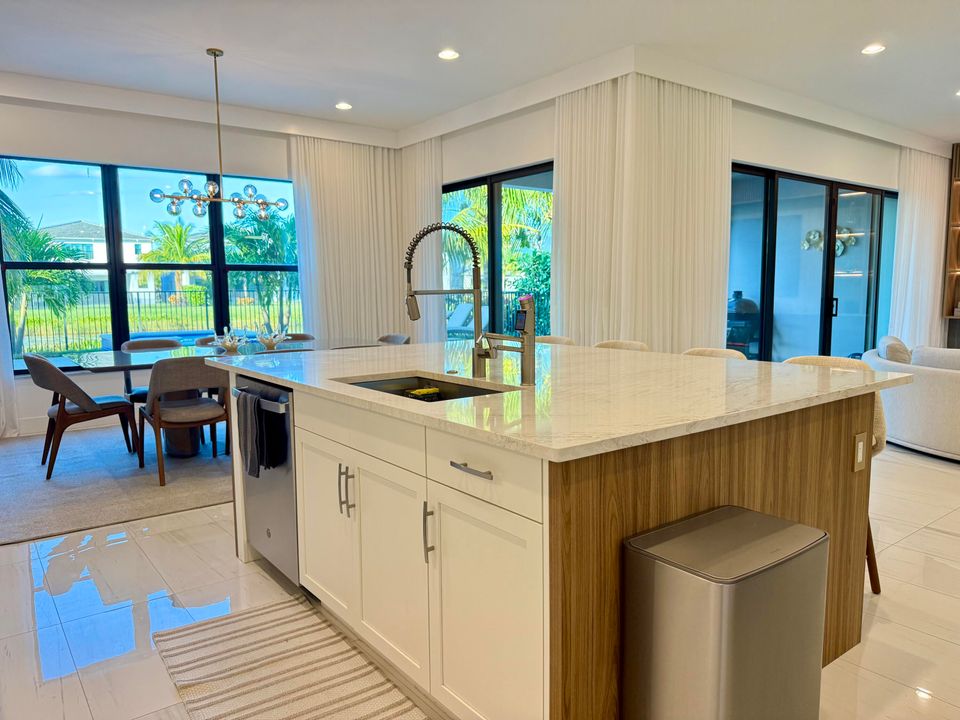 Activo con contrato: $2,250,000 (5 camas, 5 baños, 3687 Pies cuadrados)