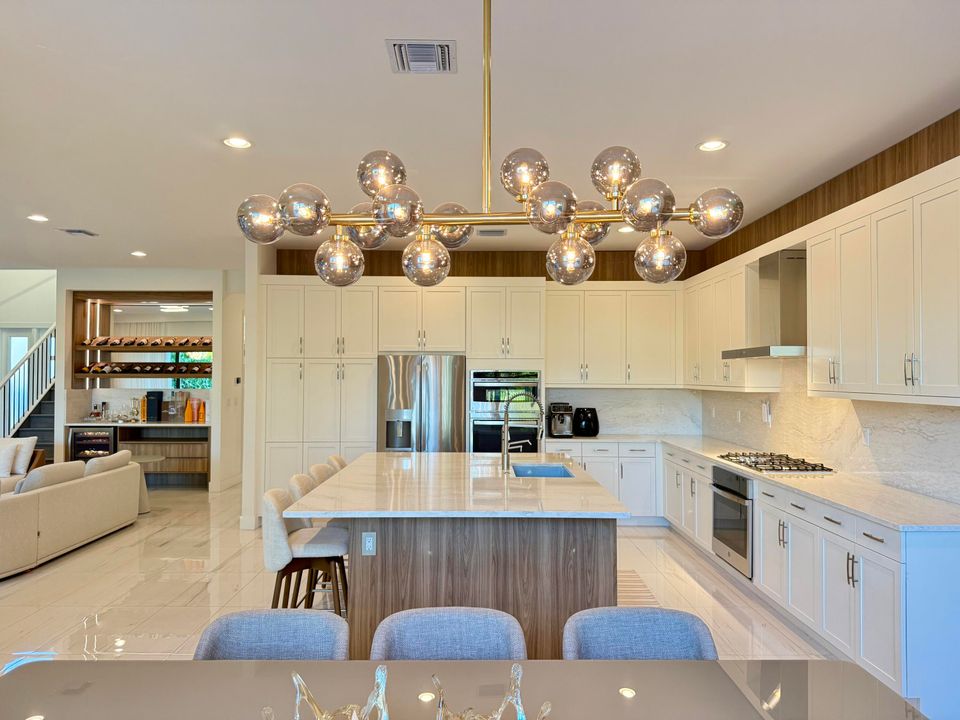 Activo con contrato: $2,250,000 (5 camas, 5 baños, 3687 Pies cuadrados)