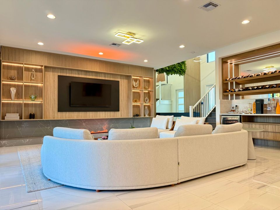 Activo con contrato: $2,250,000 (5 camas, 5 baños, 3687 Pies cuadrados)