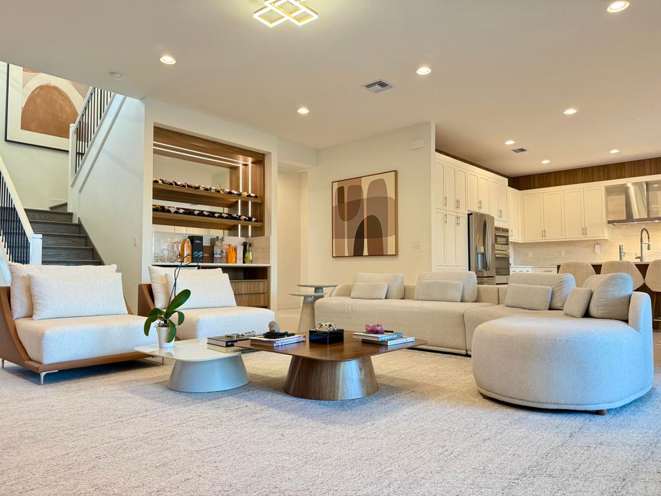 Activo con contrato: $2,250,000 (5 camas, 5 baños, 3687 Pies cuadrados)