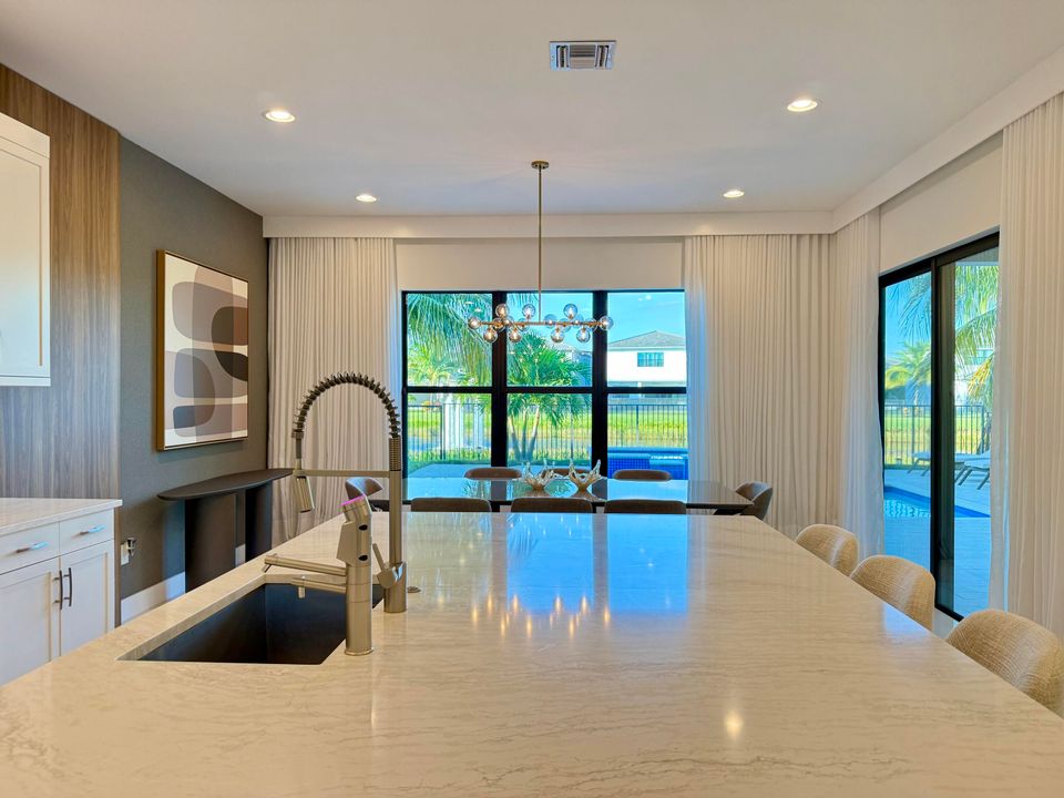 Activo con contrato: $2,250,000 (5 camas, 5 baños, 3687 Pies cuadrados)